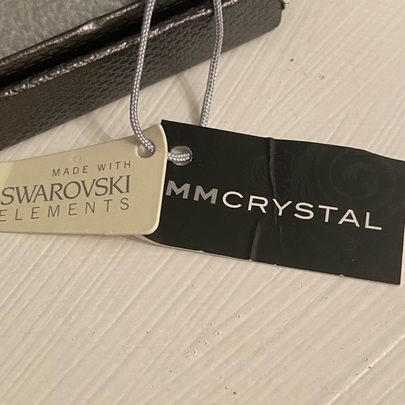 Beautiful Crystal Teardrop Pierced Earrings - Picture 3 of 8